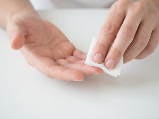 Clean the side β Wipe the side of the fingertip β then let the alcohol dry completely.